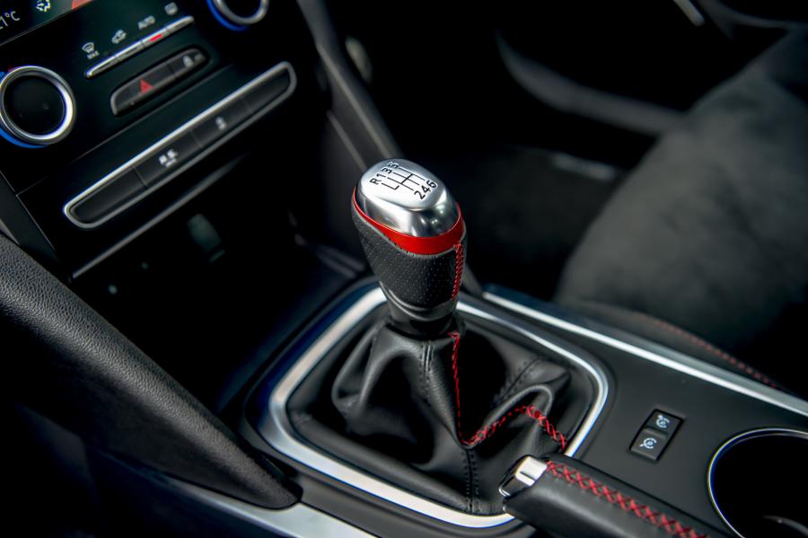 Детали интерьера Renault Megane R.S. 300 Trophy 2019 года  (UK) (фото 30 из 40)